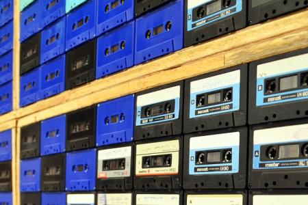 cassettes organizados en cajones