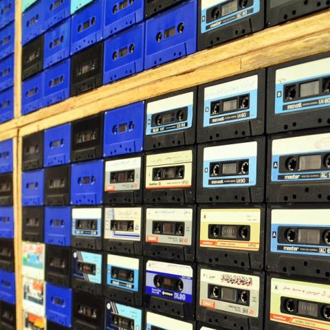 cassettes organizados en cajones